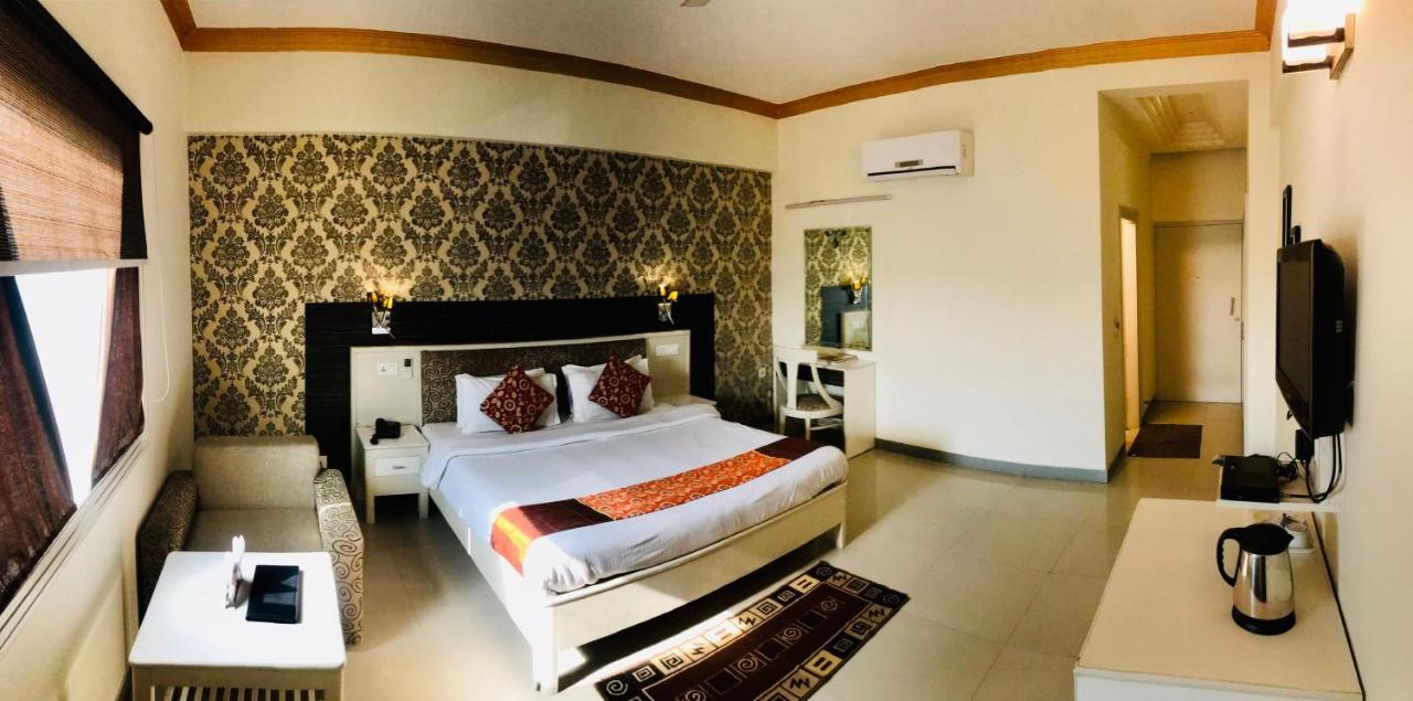 Hotel Chevron Klassik Ludhiana Exteriör bild
